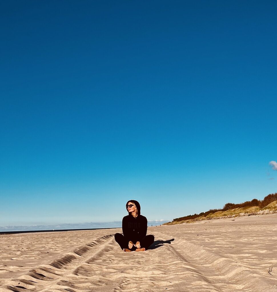 Sylwia Gaj na plaży, nad brzegiem morza