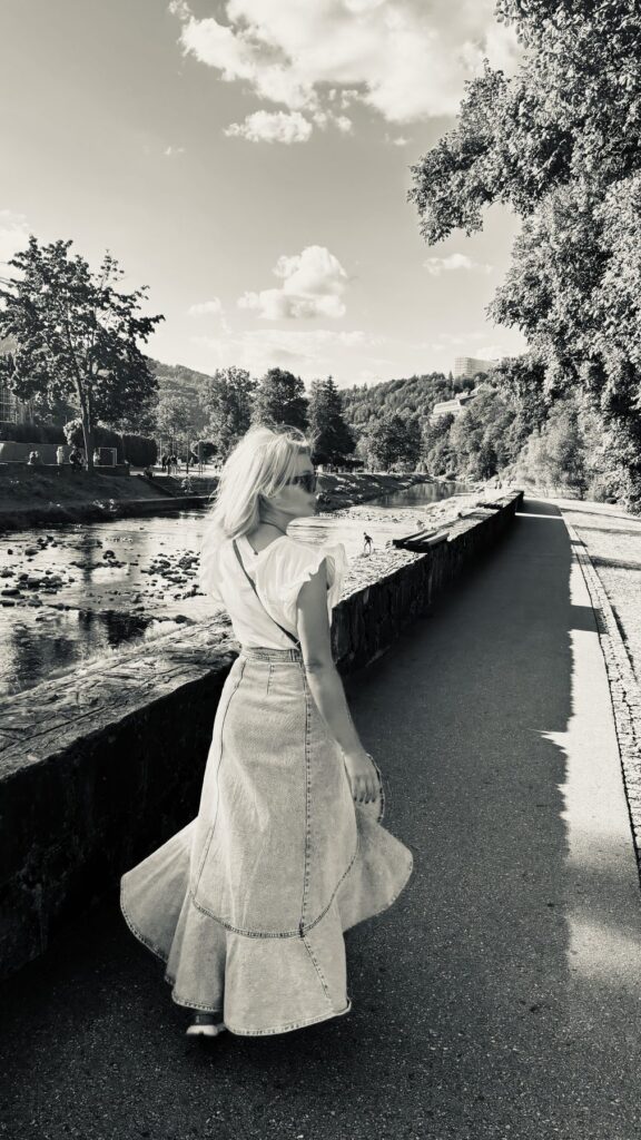 Sylwia Gaj, psycholożka, nad rzeką – zdjęcie czarno-białe