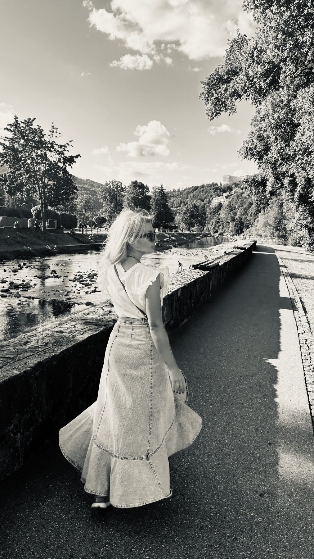 Sylwia Gaj, psycholożka, nad rzeką – zdjęcie czarno-białe